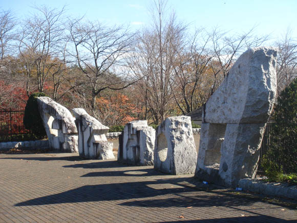 入り口付近のおもしろ岩のオブジェ
