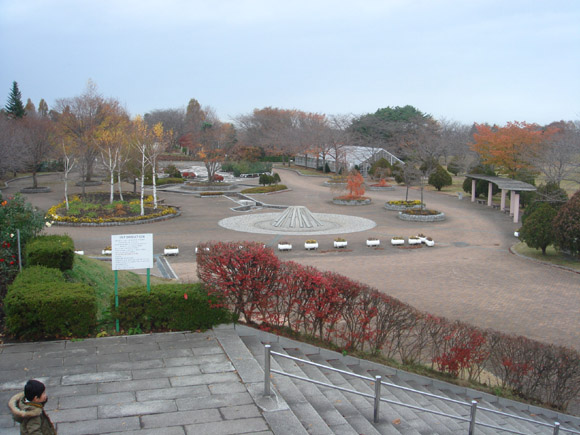 公園の入り口から植物園方面を撮影しました